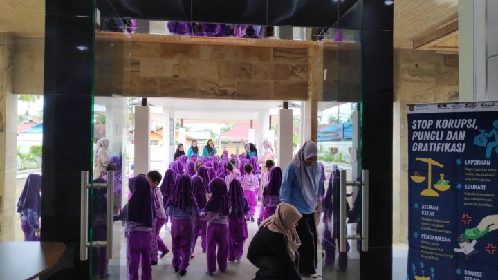 Kunjungan TK DAHLIA DAN SD 013 ke perpustakaan kelurahan Sindang sari