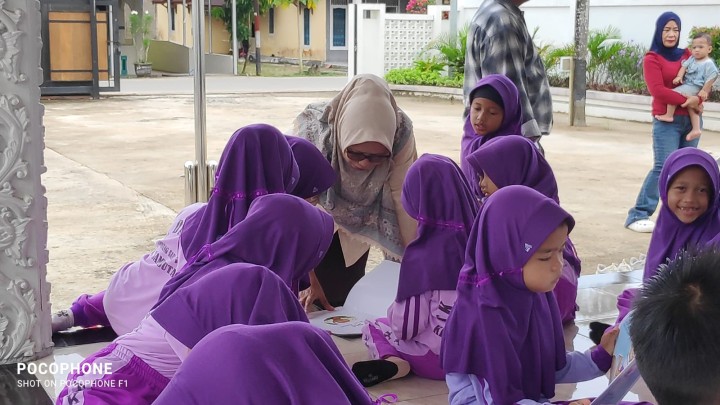 Kunjungan TK DAHLIA DAN SD 013 ke perpustakaan kelurahan Sindang sari