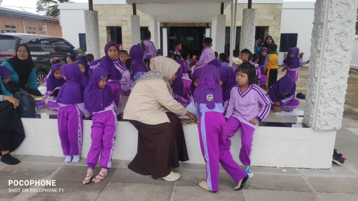 Kunjungan TK DAHLIA DAN SD 013 ke perpustakaan kelurahan Sindang sari