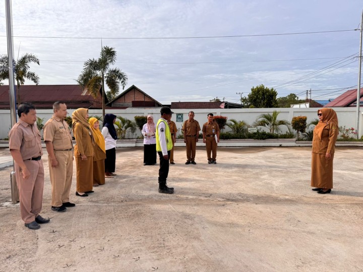 Rutinitas apel Pagi di Pemerintahan Kelurahan Sindang Sari.