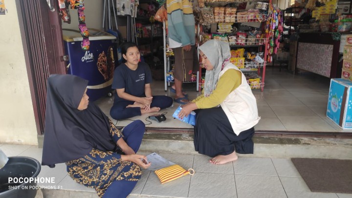 Pemberian Bantuan sembako kepada 4 org warga sindang sari dari Bansos APBD melalui E-warong sebesar 300 rb per/bulan.