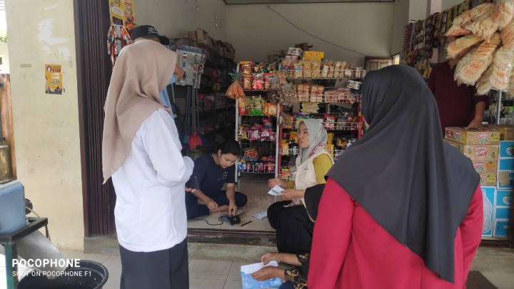 Pemberian Bantuan sembako kepada 4 org warga sindang sari dari Bansos APBD melalui E-warong sebesar 300 rb per/bulan.