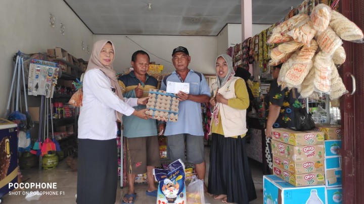 Pemberian Bantuan sembako kepada 4 org warga sindang sari dari Bansos APBD melalui E-warong sebesar 300 rb per/bulan.