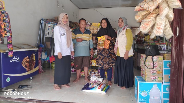 Pemberian Bantuan sembako kepada 4 org warga sindang sari dari Bansos APBD melalui E-warong sebesar 300 rb per/bulan.