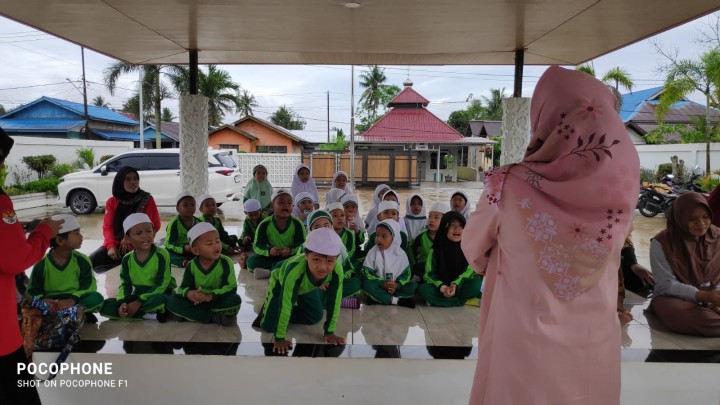 Kunjungan TK Raudhatul Athfal Ma'arif NU 002 Sindang Sari ke Perpustakaan Kelurahan.Kecamatan Sambutan.Kota Samarinda.