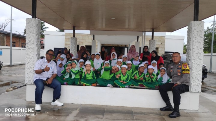 Kunjungan TK Raudhatul Athfal Ma'arif NU 002 Sindang Sari ke Perpustakaan Kelurahan.Kecamatan Sambutan.Kota Samarinda.