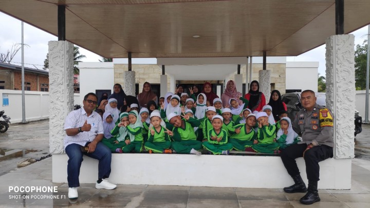 Kunjungan TK Raudhatul Athfal Ma'arif NU 002 Sindang Sari ke Perpustakaan Kelurahan.Kecamatan Sambutan.Kota Samarinda.