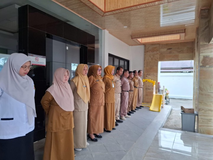 Rutinitas apel Pagi di Pemerintahan Kelurahan Sindang Sari.