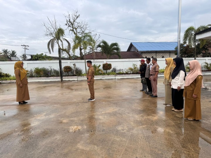 Rutinitas Apel pagi di Pemerintahan Kelurahan Sindang Sari.