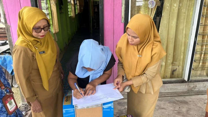 Penyerahan Bantuan alat mesin kupas kepada Pengelola UMKM  Pembuatan Kripik Singkong oleh Disperindakop.