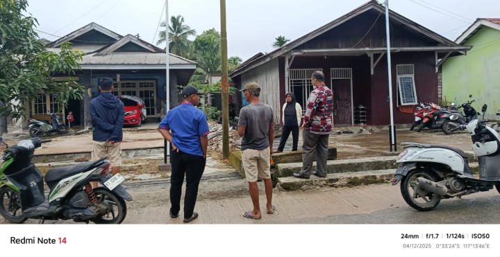 Meninjau lokasi Halaman warga yang Pagarnya  Runtuh di Karenakan Cuaca Hujan lebat dan angin kencang mengakibatkan Pagar tembok runtuh.