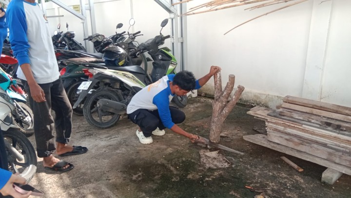 Kegiatan Gotong royong membersihkan halaman sekitar kantor kelurahan Sindang Sari.