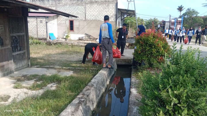 Kegiatan Gotong royong membersihkan halaman sekitar kantor kelurahan Sindang Sari.