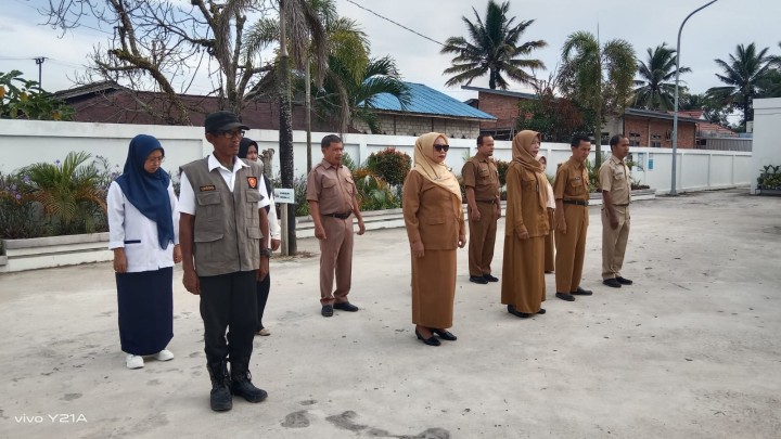 Rutinitas apel Pagi di Pemerintahan Kelurahan Sindang Sari.