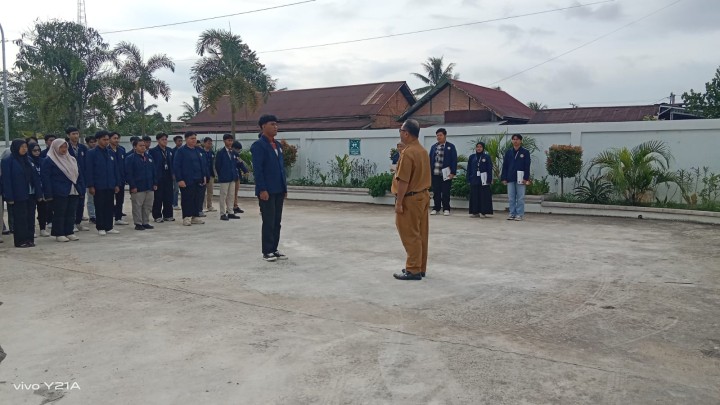 Rutinitas apel Pagi di Pemerintahan Kelurahan Sindang Sari.