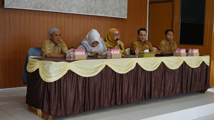 Evaluasi program probebaya tahun 2024 di aula kecamatan sambutan, dihadiri Camat, perwakilan kabag pemerintahan, inspektorat dan TWAP.