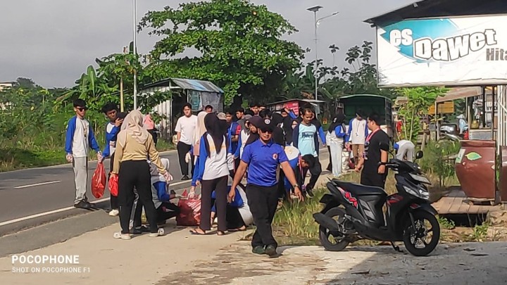 Kegiatan Kerja Bakti oleh Mahasiswa UMKT Samarinda