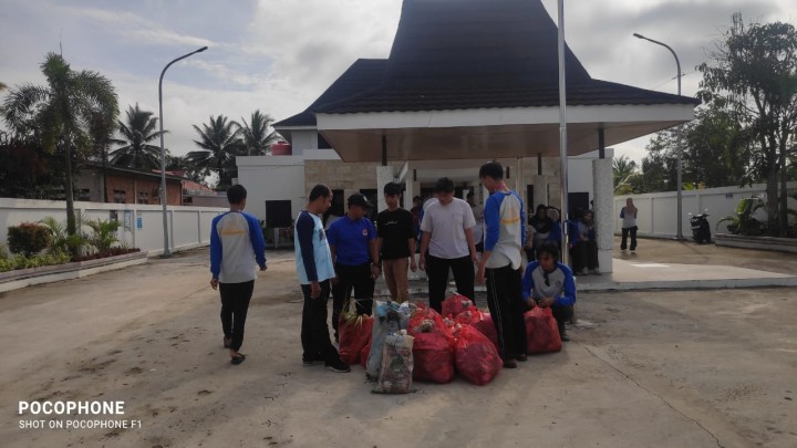Kegiatan Kerja Bakti oleh Mahasiswa UMKT Samarinda