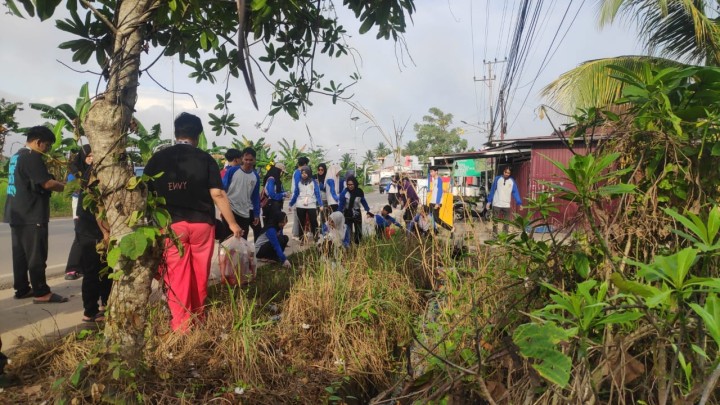 Kegiatan Kerja Bakti oleh Mahasiswa UMKT Samarinda
