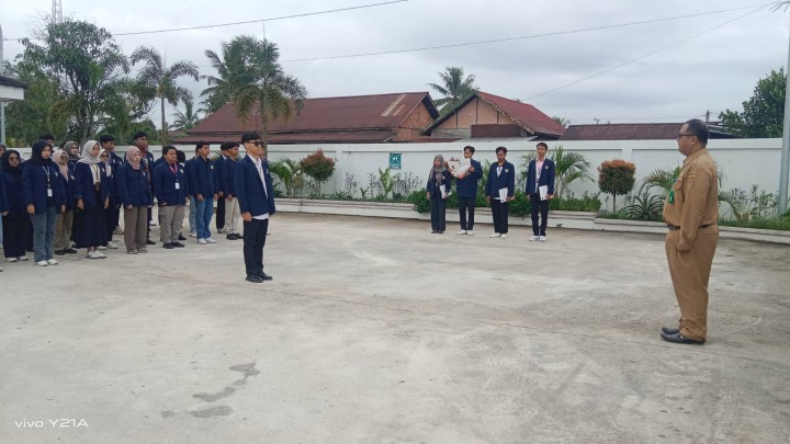 Rutinitas apel pagi di Pemerintahan Kelurahan Sindang Sari.