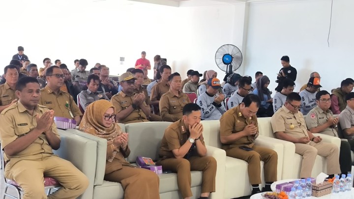 Penyerahan Bantuan Peralatan Penanggulangan Bencana Kepada Destana/Katana.