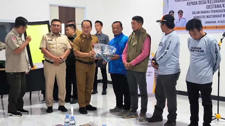 Penyerahan Bantuan Peralatan Penanggulangan Bencana Kepada Destana/Katana.