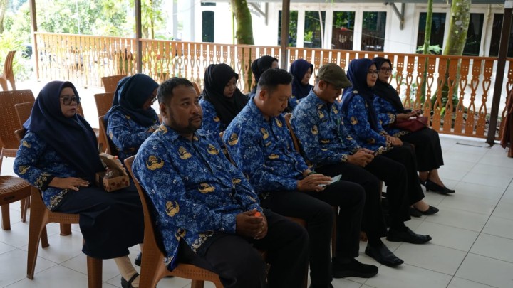 Rapat dalam upaya tertib administrasi kepegawaian Lingkup Kecamatan Sambutan.