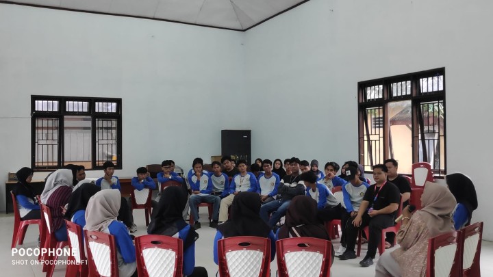 Memberikan  Pengarahan oleh Mahasiswa UMKT samarinda