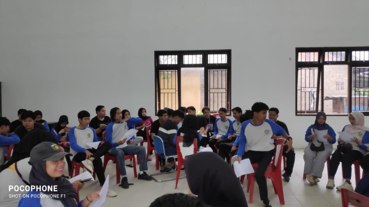 Memberikan  Pengarahan oleh Mahasiswa UMKT samarinda