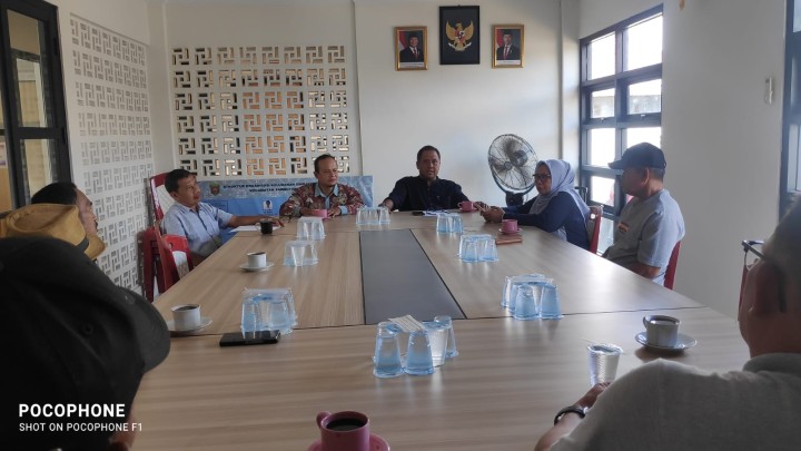 Rapat Pertemuan oleh warga dan Ketua RT.01 Sindang Sari.