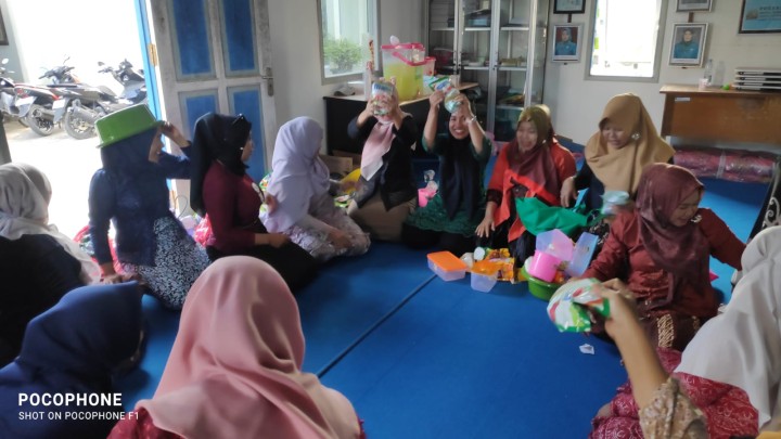 Kegiatan Rutin Ibu PKK Kelurahan Sindang Sari, TUKAR KADO menjelang Hari Ibu di Seketariat PKK Kelurahan Sindang Sari.
