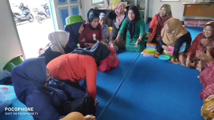Kegiatan Rutin Ibu PKK Kelurahan Sindang Sari, TUKAR KADO menjelang Hari Ibu di Seketariat PKK Kelurahan Sindang Sari.