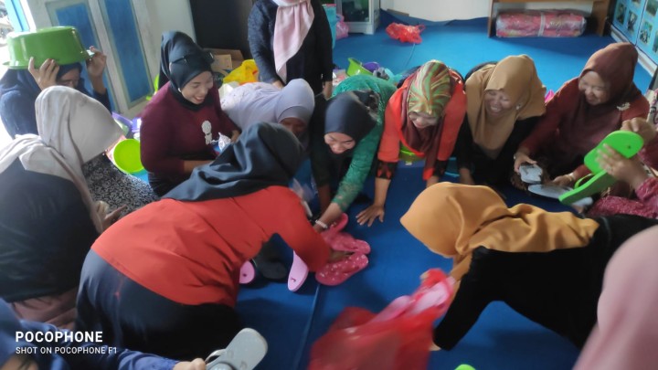 Kegiatan Rutin Ibu PKK Kelurahan Sindang Sari, TUKAR KADO menjelang Hari Ibu di Seketariat PKK Kelurahan Sindang Sari.