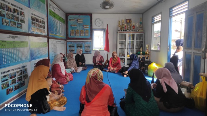 Kegiatan Rutin Ibu PKK Kelurahan Sindang Sari, TUKAR KADO menjelang Hari Ibu di Seketariat PKK Kelurahan Sindang Sari.