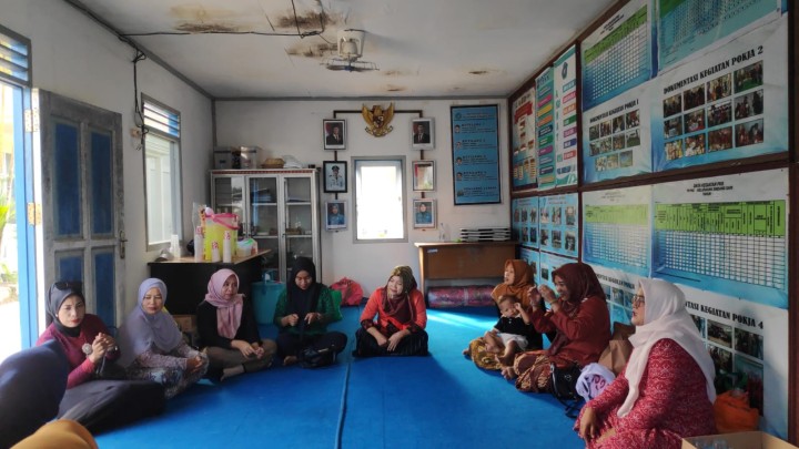 Kegiatan Rutin Ibu PKK Kelurahan Sindang Sari, TUKAR KADO menjelang Hari Ibu di Seketariat PKK Kelurahan Sindang Sari.