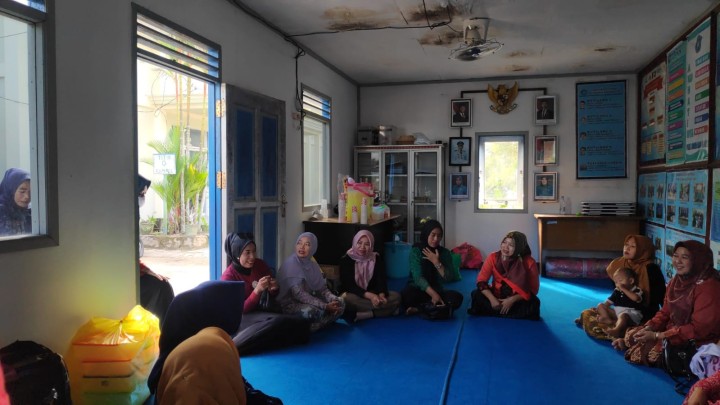Kegiatan Rutin Ibu PKK Kelurahan Sindang Sari, TUKAR KADO menjelang Hari Ibu di Seketariat PKK Kelurahan Sindang Sari.