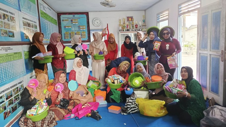 Kegiatan Rutin Ibu PKK Kelurahan Sindang Sari, TUKAR KADO menjelang Hari Ibu di Seketariat PKK Kelurahan Sindang Sari.