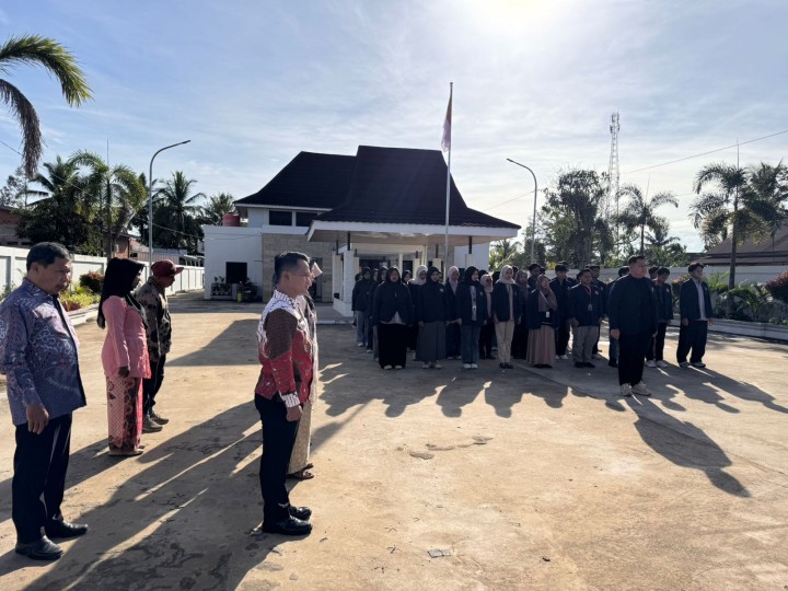 Rutinitas apel Pagi di Pemerintahan Kelurahan Sindang Sari.