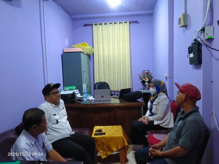 Silahturahmi Lurah berserta staf ke Kantor Desa Sungai Mariam.