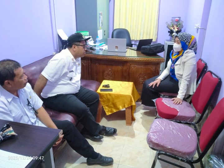 Silahturahmi Lurah berserta staf ke Kantor Desa Sungai Mariam.