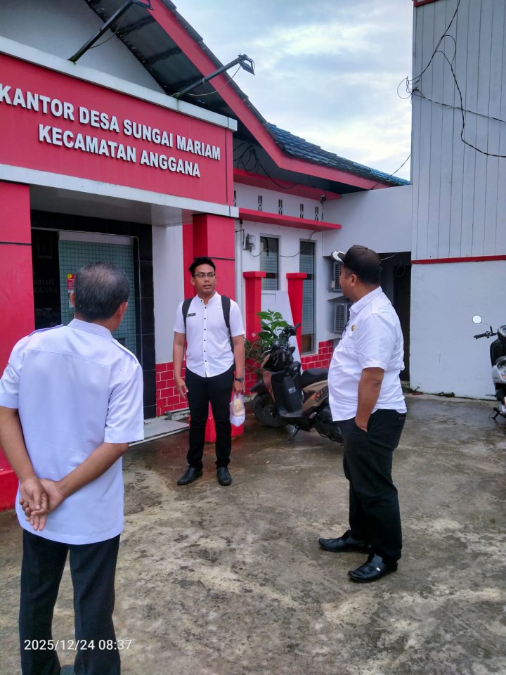 Silahturahmi Lurah berserta staf ke Kantor Desa Sungai Mariam.
