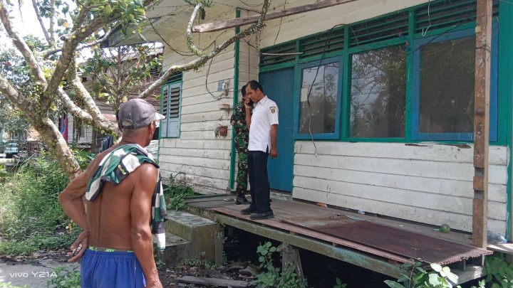 Monitoring Lapangan ke Rumah dinas sekolah SDN 013 yang akan di bangun KMP sindang sari.oleh Babinsa dan Kasi Ekobang dan staf.