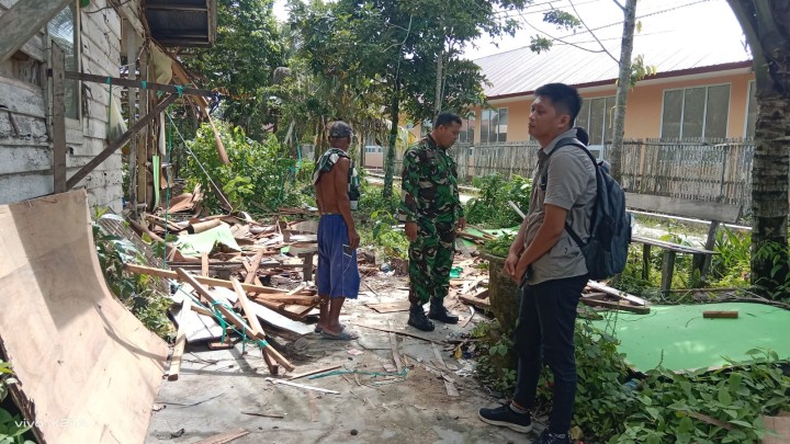 Monitoring Lapangan ke Rumah dinas sekolah SDN 013 yang akan di bangun KMP sindang sari.oleh Babinsa dan Kasi Ekobang dan staf.
