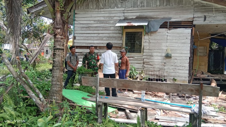 Monitoring Lapangan ke Rumah dinas sekolah SDN 013 yang akan di bangun KMP sindang sari.oleh Babinsa dan Kasi Ekobang dan staf.