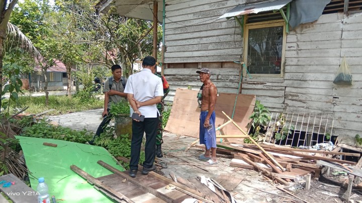 Monitoring Lapangan ke Rumah dinas sekolah SDN 013 yang akan di bangun KMP sindang sari.oleh Babinsa dan Kasi Ekobang dan staf.