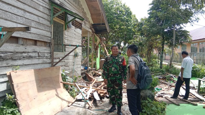 Monitoring Lapangan ke Rumah dinas sekolah SDN 013 yang akan di bangun KMP sindang sari.oleh Babinsa dan Kasi Ekobang dan staf.