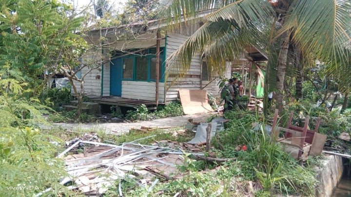 Monitoring Lapangan ke Rumah dinas sekolah SDN 013 yang akan di bangun KMP sindang sari.oleh Babinsa dan Kasi Ekobang dan staf.