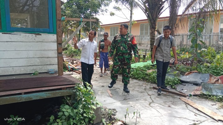 Monitoring Lapangan ke Rumah dinas sekolah SDN 013 yang akan di bangun KMP sindang sari.oleh Babinsa dan Kasi Ekobang dan staf.