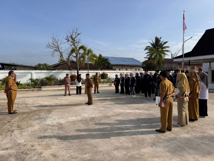 Rutinitas apel Pagi di Pemerintahan Kelurahan Sindang Sari.