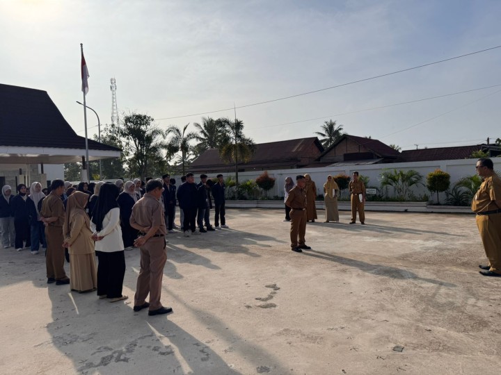 Rutinitas apel Pagi di Pemerintahan Kelurahan Sindang Sari.